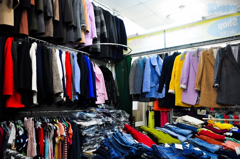 một gian hàng quần áo ở dốc lã ninh hiệp